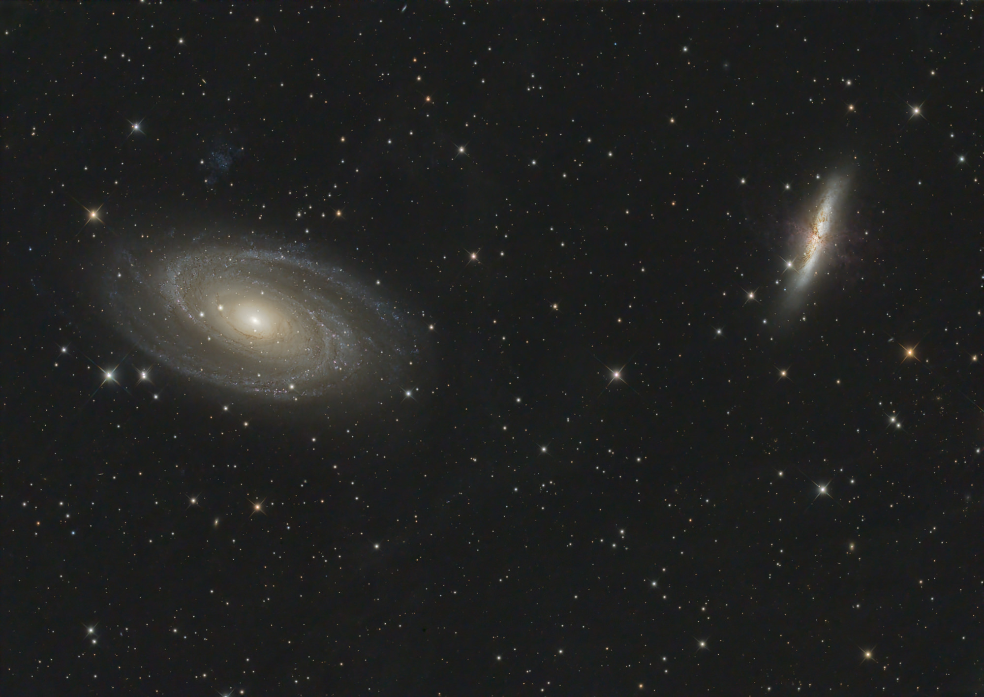 Messier 81 oder Bodes Galaxie und die rechte Galaxie Messier 82 oder Zigarrengalaxie und liegen im Sternbild Großer Bär.